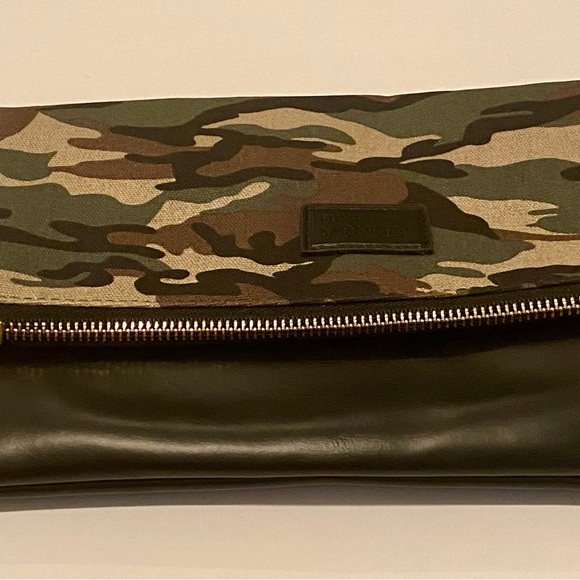 NWT Funky Monkey Camouflage Fold-Over Zippered Clutch - Picture 14 of 16